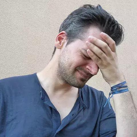 头痛前额太阳穴痛呕吐,前额头痛胃不舒服怎么回事