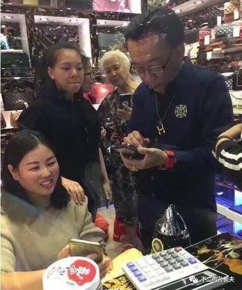 直播电商的4大特点是哪些,直播电商要不要顶用