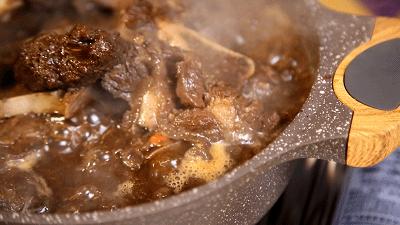 这家球迷必打卡胜地赢了！用牛蝎子锅+撸串，解锁夏日夜晚方式