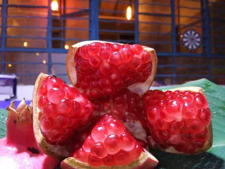 云南建水酸石榴皮薄多汁,建水县老树酸甜石榴