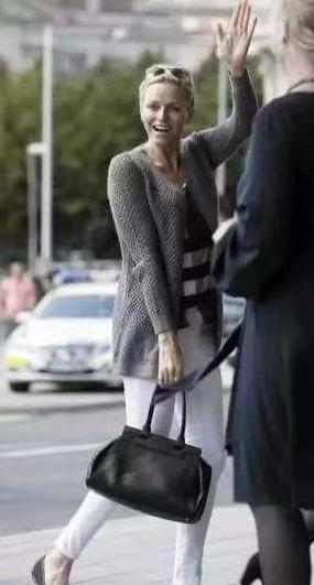 范冰冰最近出席活动照片一身西装,范冰冰戴棒球帽戴墨镜现身机场