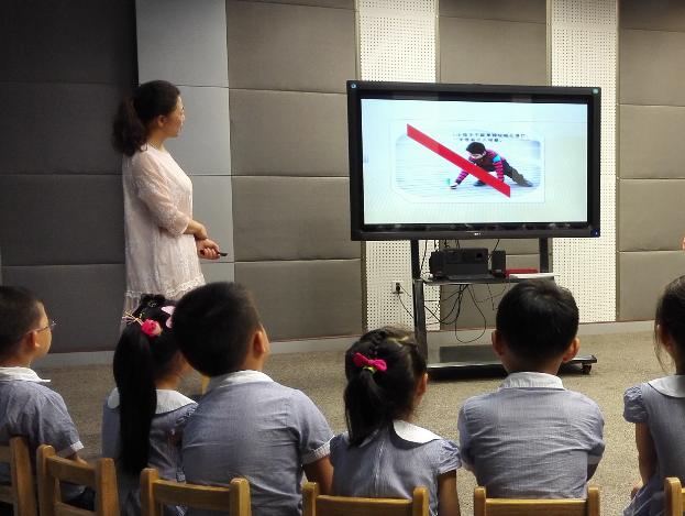 “妈妈，同桌总摸我”，妈妈的机智做法，挽救了女儿的后半生