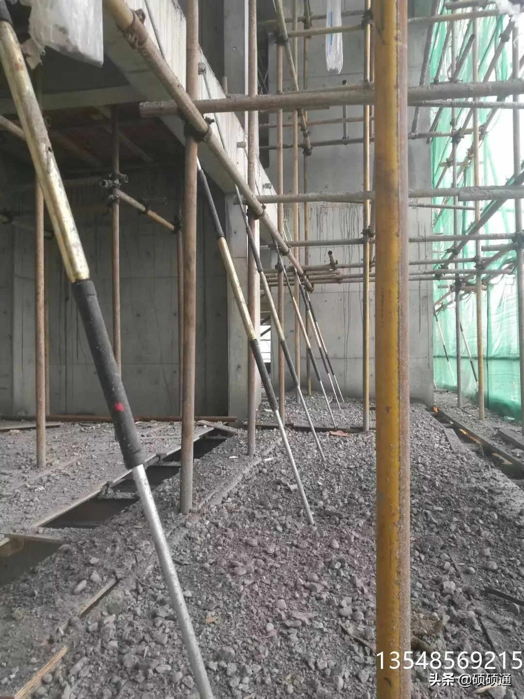 一种新型悬挑架的安装搭设装置,施工现场新型悬挑架