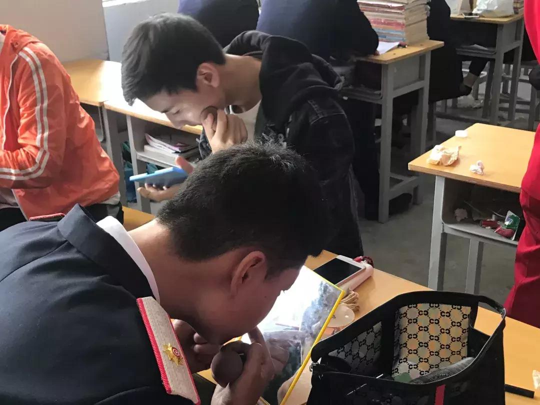 三尺讲台书写桃李芬芳,三尺讲台书写青春芳华