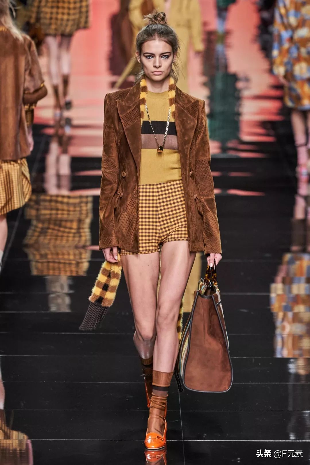 芬迪皮草中古,芬迪皮草经典款式是什么颜色的呢