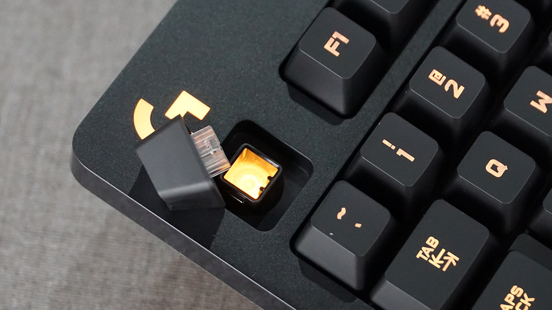 罗技g213键盘好用吗,罗技g213键盘玩游戏灯光不亮