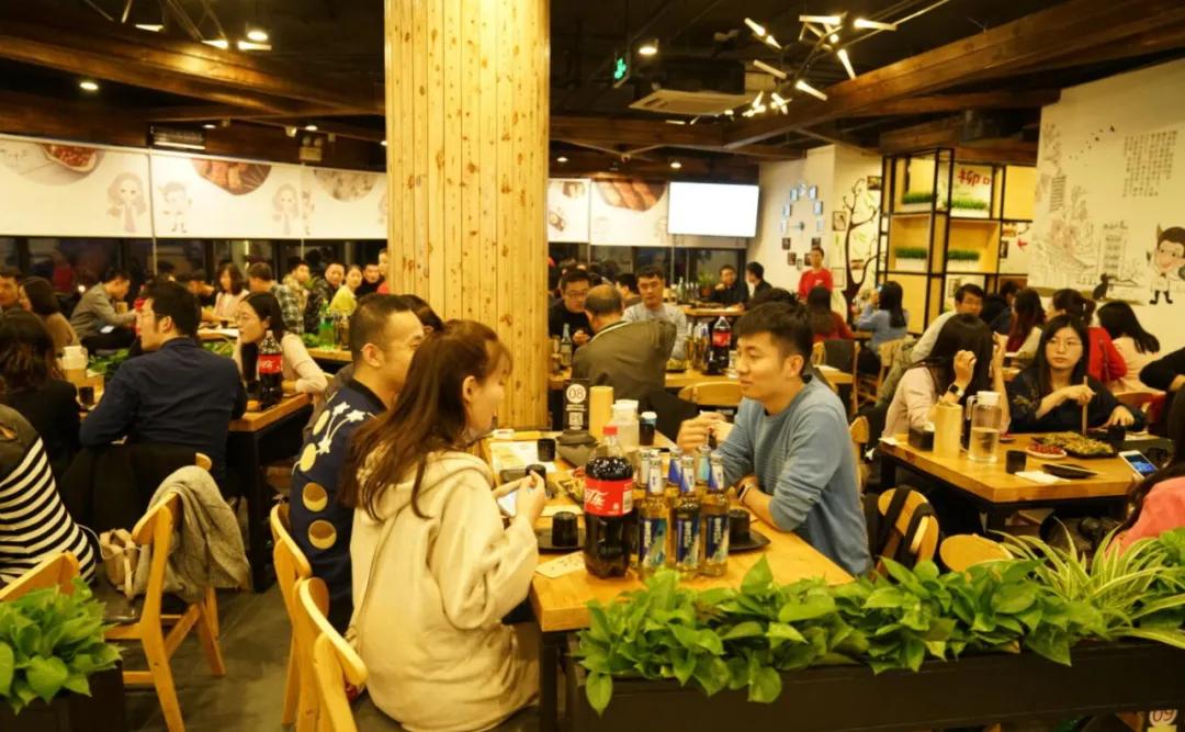 左手手术刀，右手烧烤架！医学博士“搅动”串圈