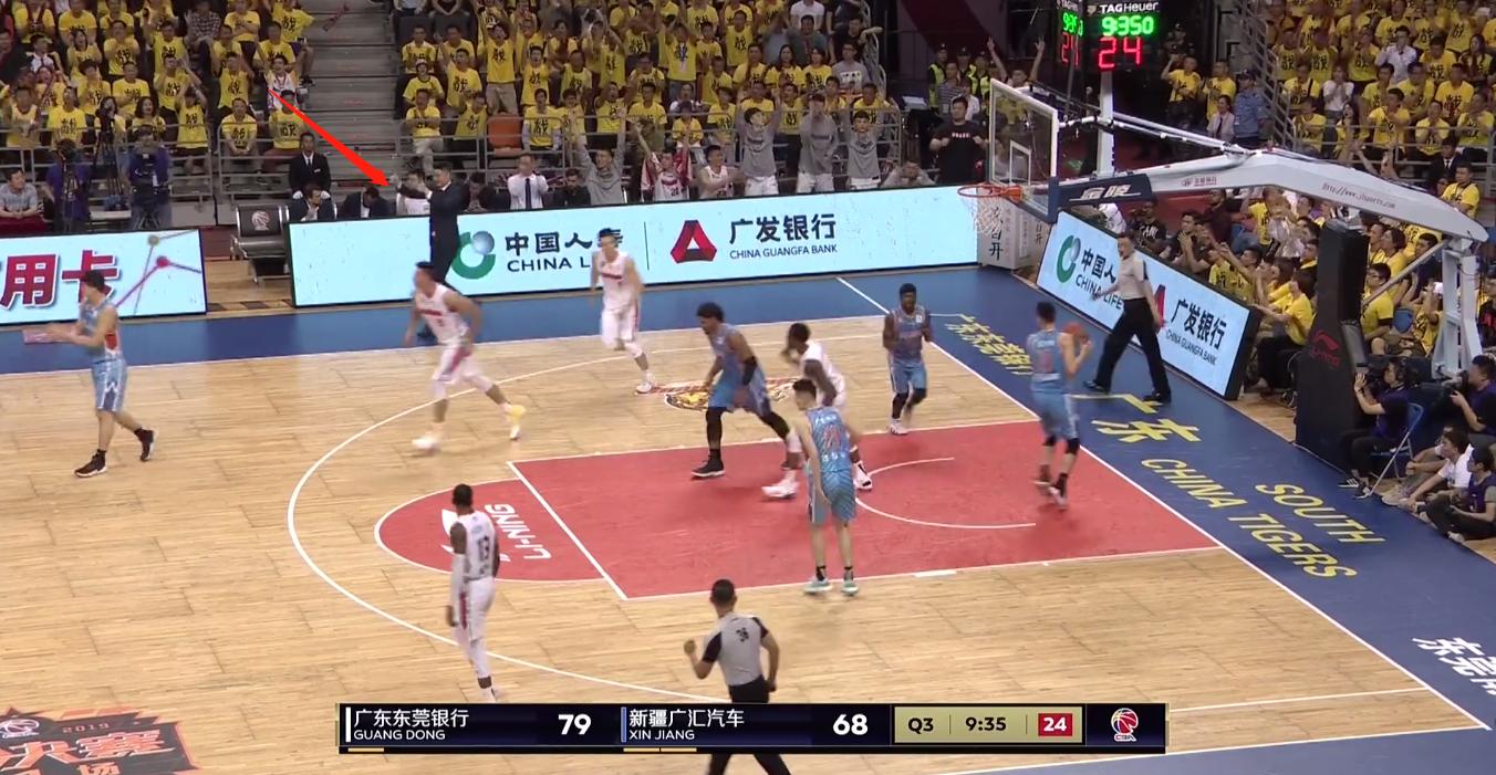 主教练在场边喊什么,主教练在场边作用大吗