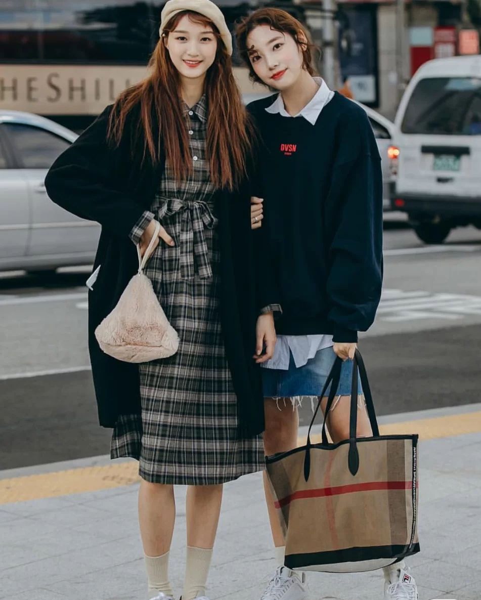 韩国小姐姐的时尚日常穿搭白色系,跟着韩国小姐姐学穿搭清新又时尚