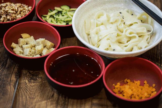 徐州68岁阿姨卖米线,徐州一家米线养活几十口人