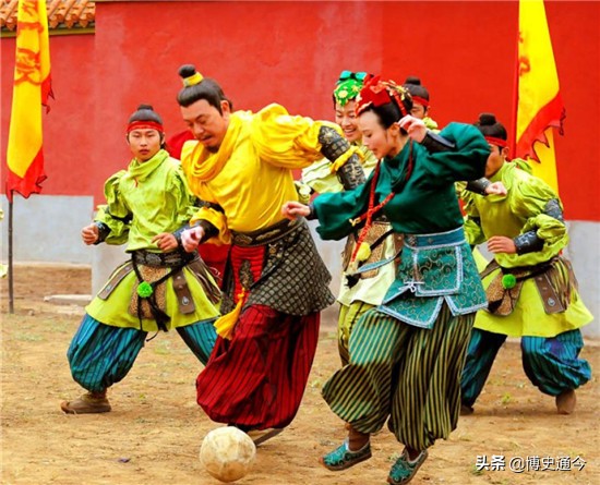 古代足球蹴鞠用的球,宋朝的蹴鞠和现在的足球一样吗