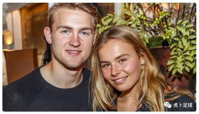 足球最深情的球员女友,足球运动员与球迷的暖心时刻