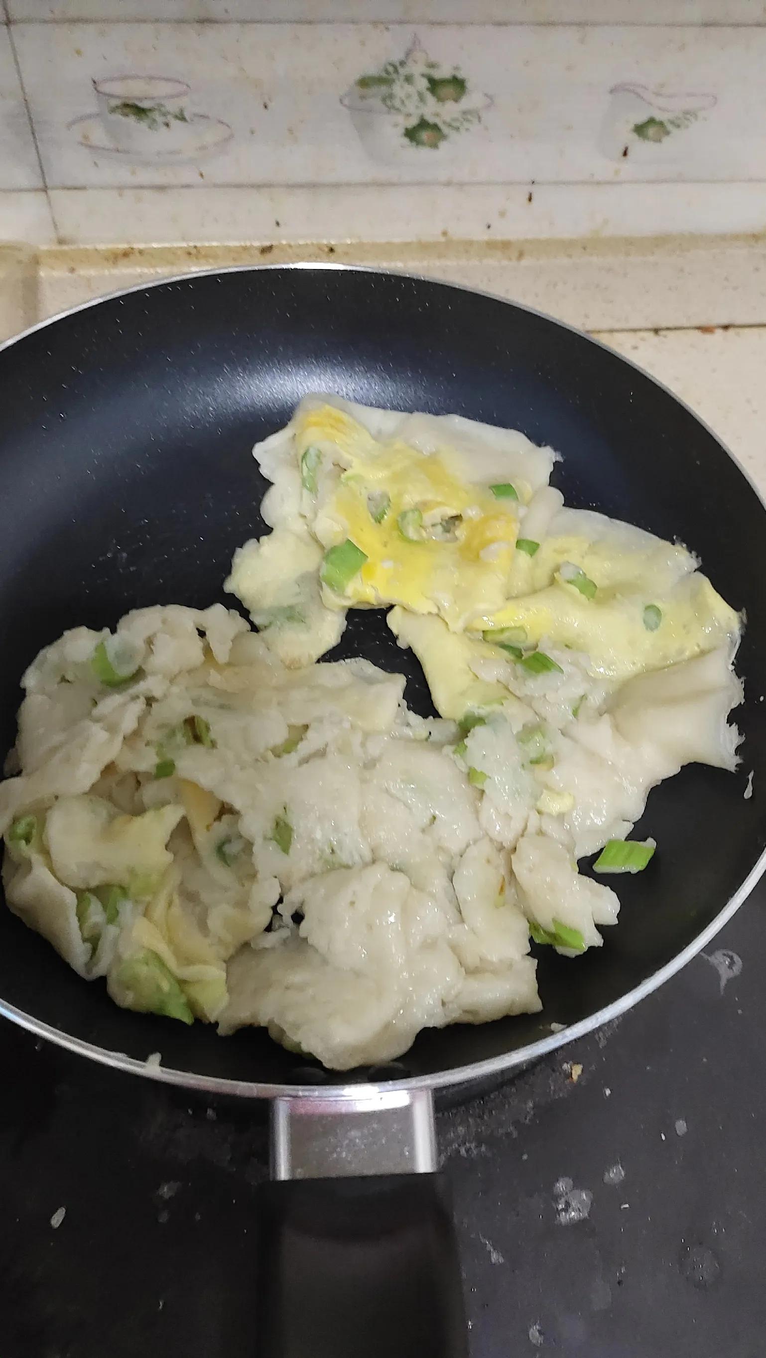 用平底锅做煎饼加上菜,用平底锅煎半成品饼