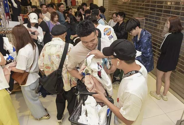 今天抢购优衣库的人，有没有资格嘲笑抢购鸡蛋的大妈？