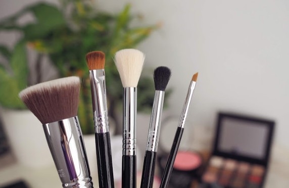 新手学画眼影应该选怎么样的眼影,一套眼影刷可以用不同的眼影盘吗