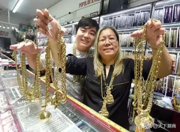 这位卖大金链潮籍大妈是继老干妈之后，又一个征服美国的女人