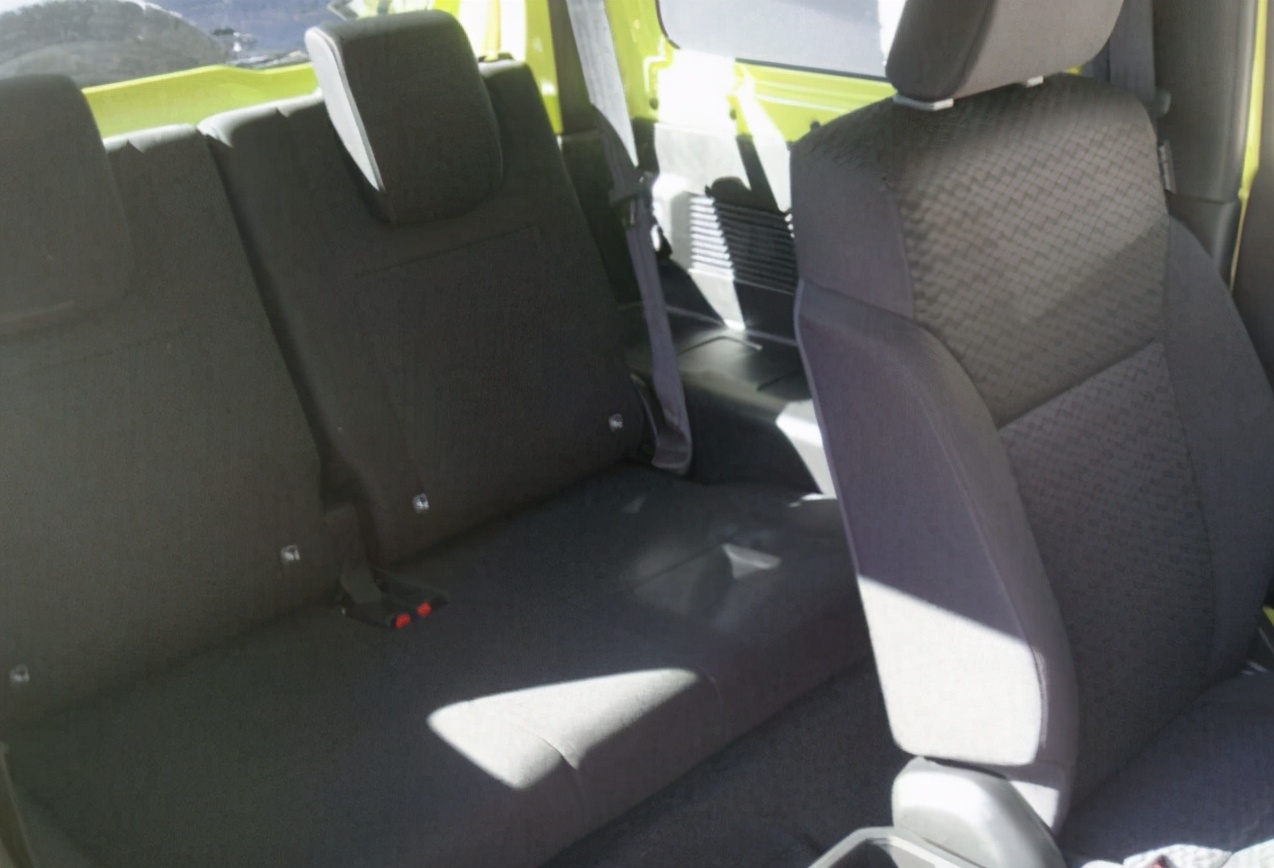 1.5排量吉姆尼越野车,新款铃木吉姆尼实拍图造型经典