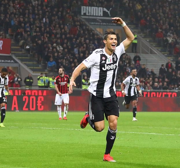 c罗帽子戏法第一脚暴力远射,博努奇评价c罗凌空抽射