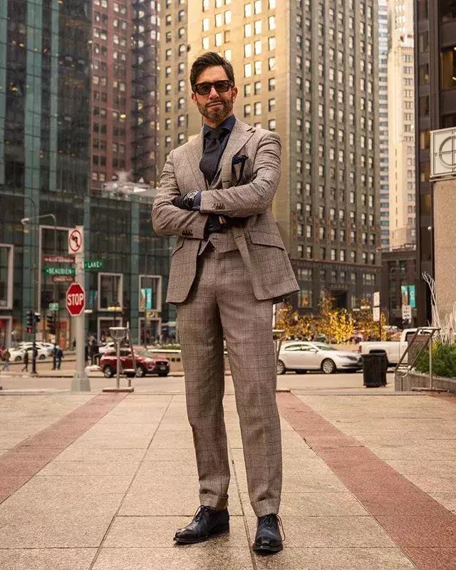 看惯了普通穿搭,字母西装和纯色西装哪个洋气减龄