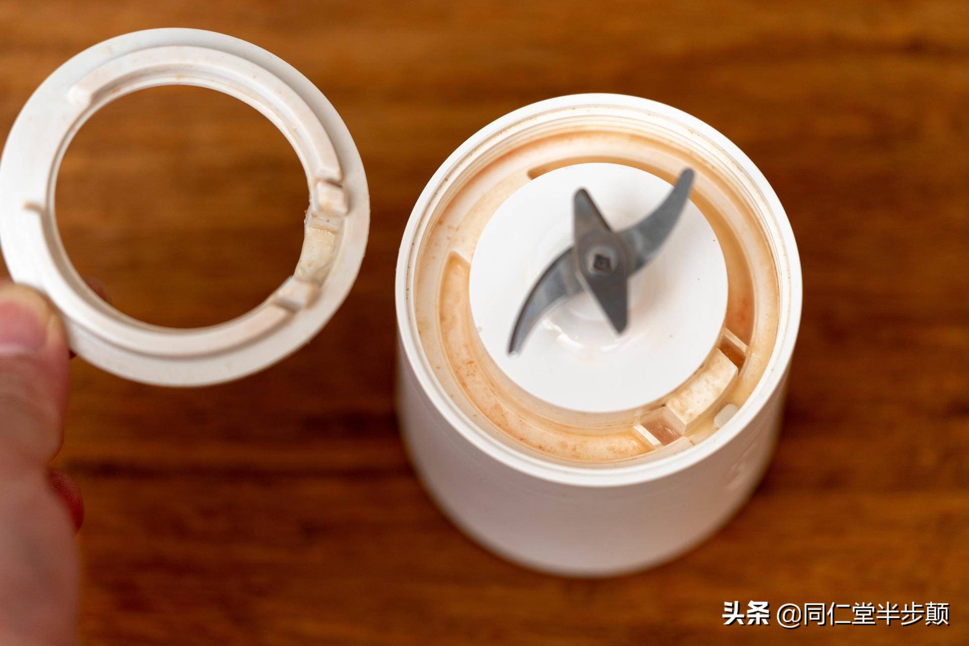 怎么用榨汁机榨果汁,如何用榨汁机榨出一杯好吃的果汁