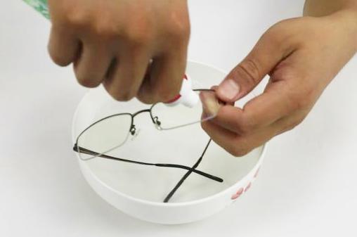 镜片脏了清洗小方法,眼镜镜片脏了如何擦拭干净小妙招
