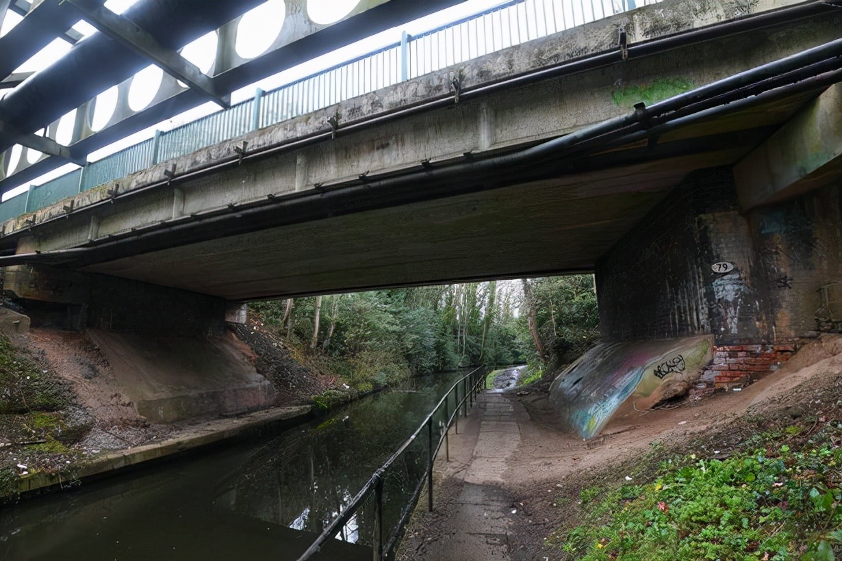 美国16岁女孩被推下20米高桥,英国女孩18岁被朋友杀害