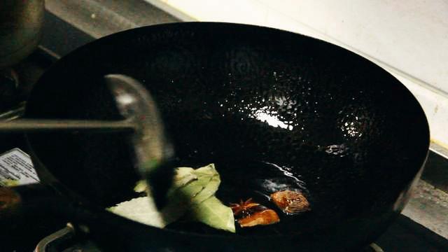 别再吃大盘鸡了！很多吃过的人为啥做不到？试着炒一次，忘掉很难