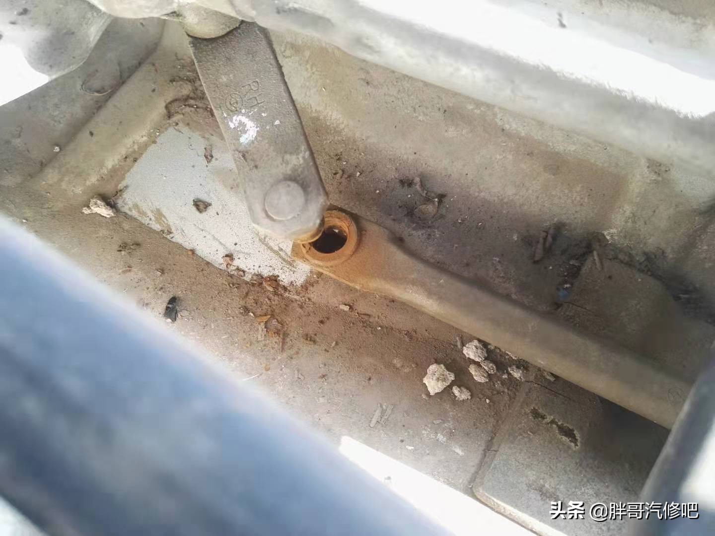 大灯漏水有妙招,大灯漏水起雾发黄维修