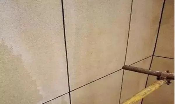 真石漆出现水痕是什么原因,真石漆下雨后出现白色水痕