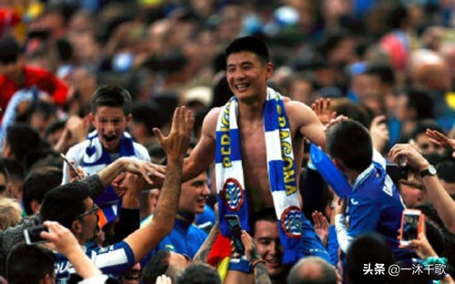 幸运儿张天爱西甲赛场看武磊，还让武磊的球衣印上了自己的名字