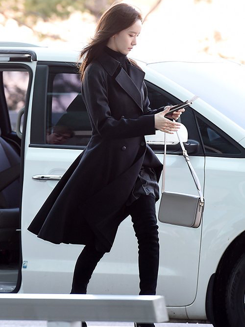 林允儿大风衣短裙穿搭,林允儿穿长靴的图片搜索