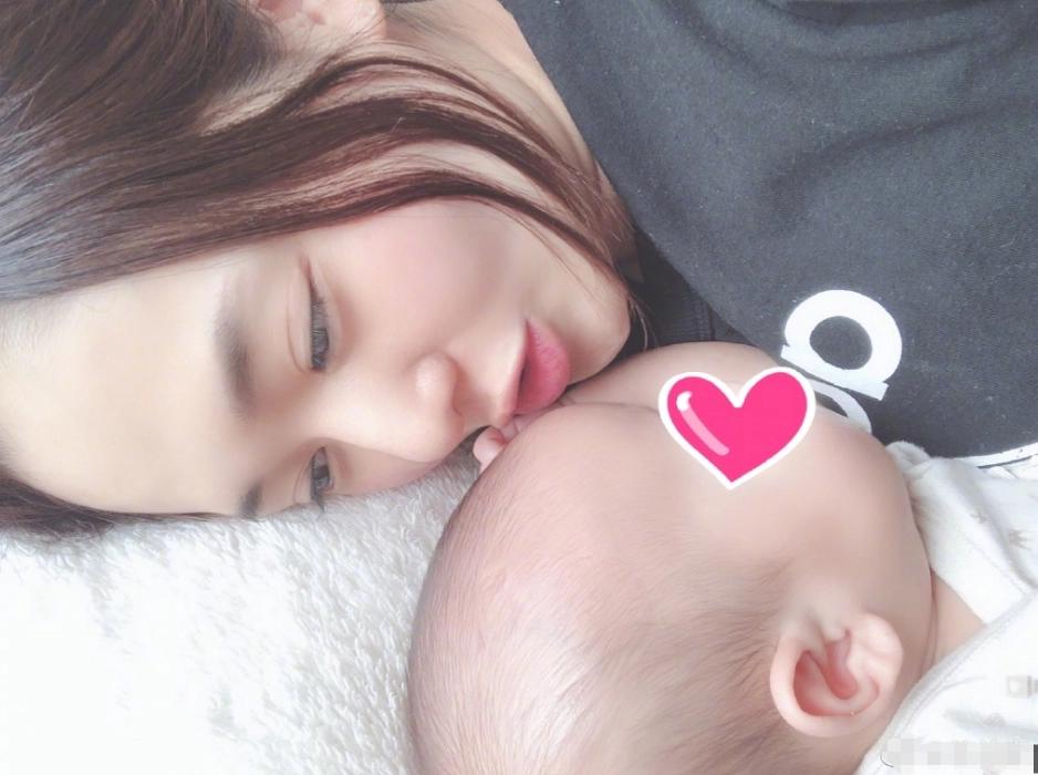 苍井空晒与双胞胎儿子合照,脸圆嘟嘟很可爱,母乳问题已经解决了