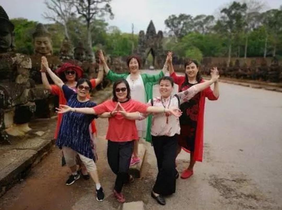 “中国大妈”引领世界潮流，LV再次模仿推出防晒面罩