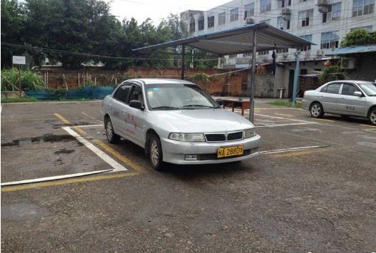 自动挡倒车入库如何看准点位图解,为什么倒车入库看准点位还是压线