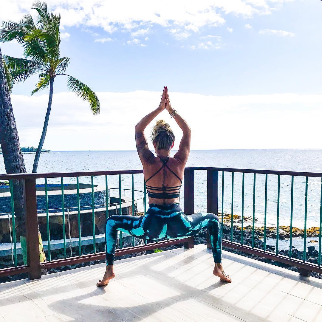 起床后做个运动提高精神,起床之后怎么做瑜伽