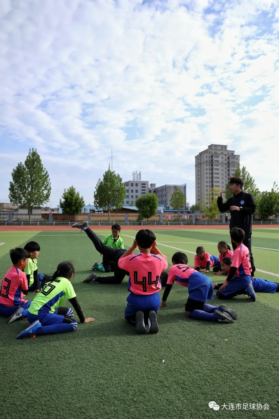 亚足联-中国足协“梦想中国”走进大连市八一希望小学