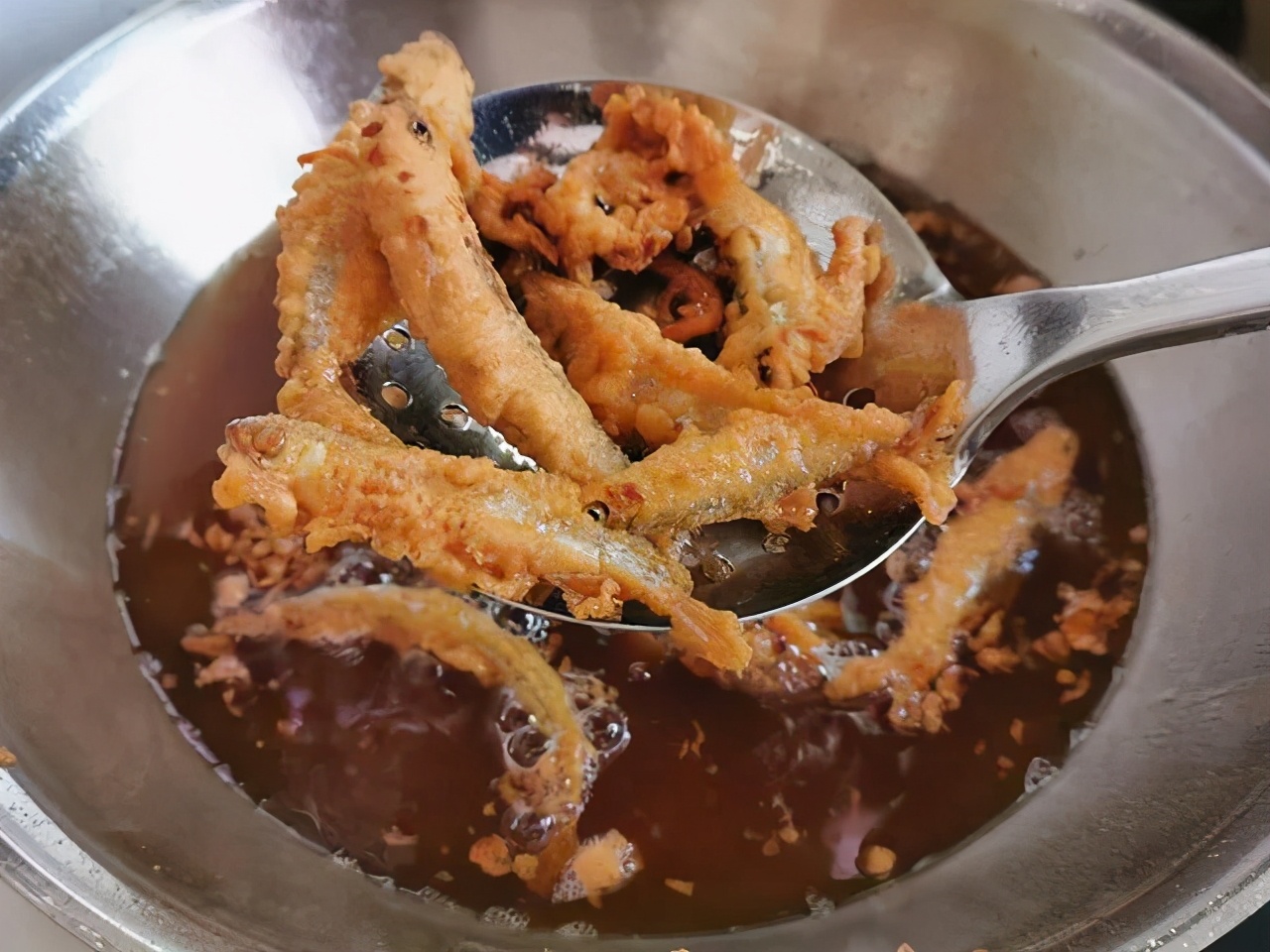 油炸小鱼时，用面粉还是淀粉？大厨教你饭店做法，凉了也不回软