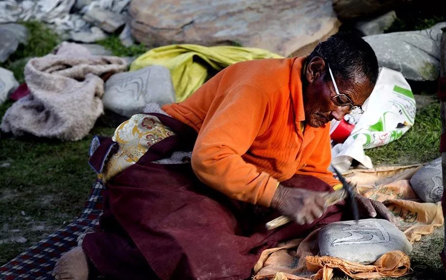 玛尼石凝固在石头上的信仰,玛尼石藏文