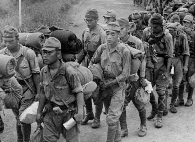 抗战后期日本人用军火来换粮食,抗日战争结束后的日本兵跑到农村