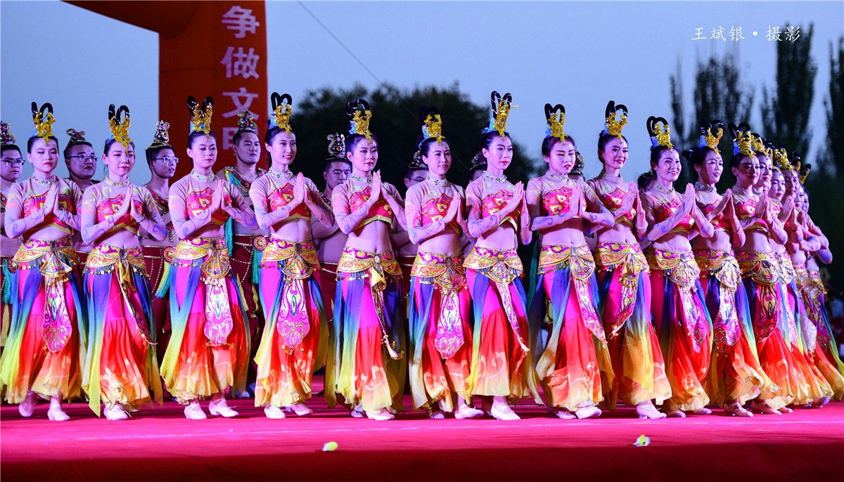 在敦煌跳敦煌舞,跳敦煌的舞蹈服