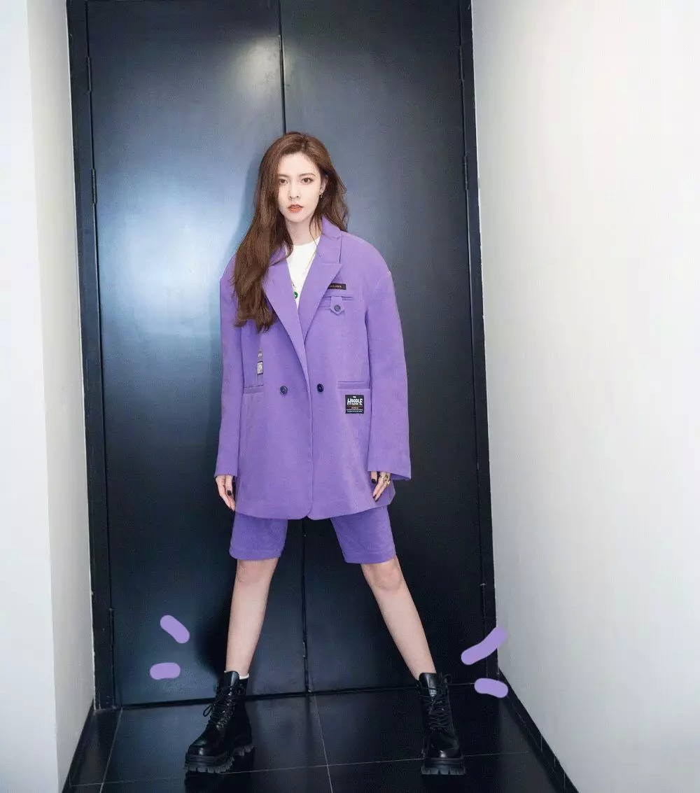 一点也不热，酷妹的马丁靴里都有空调