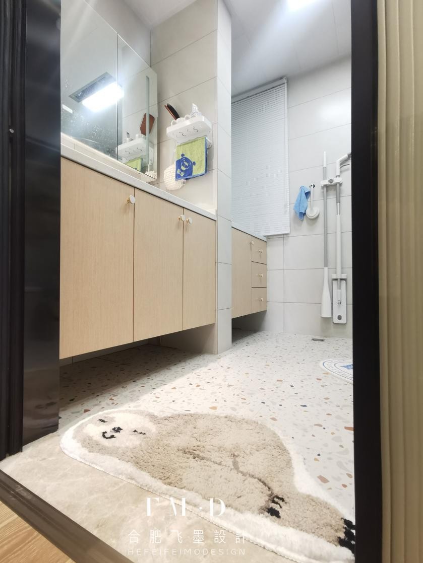 卫生间外边隔开做晾衣区,厕所连通阳台做洗衣区