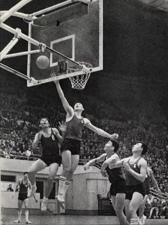 中国国家队教练给美国大学篮球队包脚赚钱,后来成为篮球解说教父