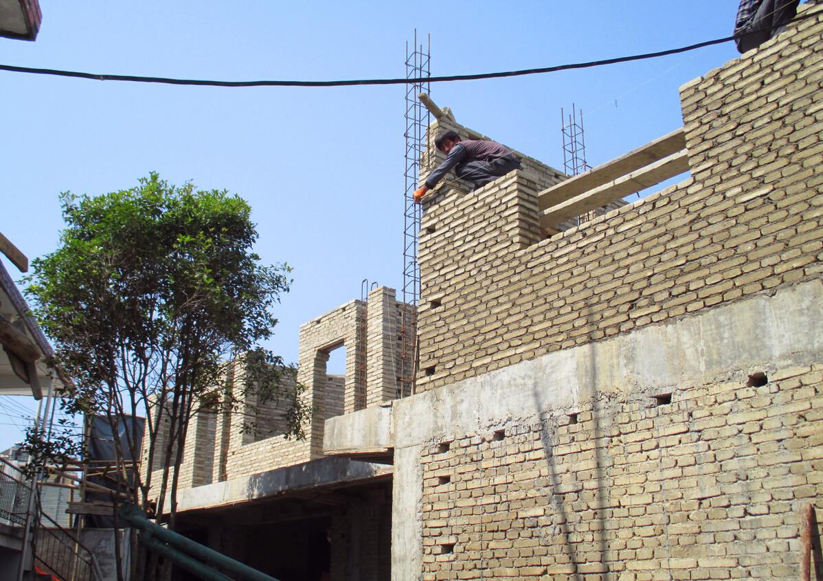 屋后有水适合建房子吗,门前有坟墓可以建房吗