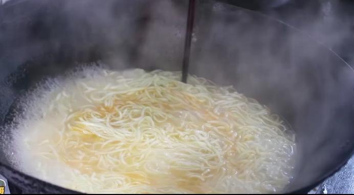 #爱吃面条的试试这个做法,超级下饭的面条做法