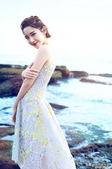 街拍黑色吊带连衣裙,时尚穿搭街拍美女连衣裙