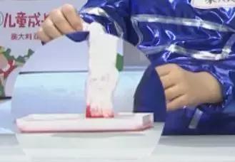 用纸做花放水里盛开的视频,用纸做花朵放水里盛开