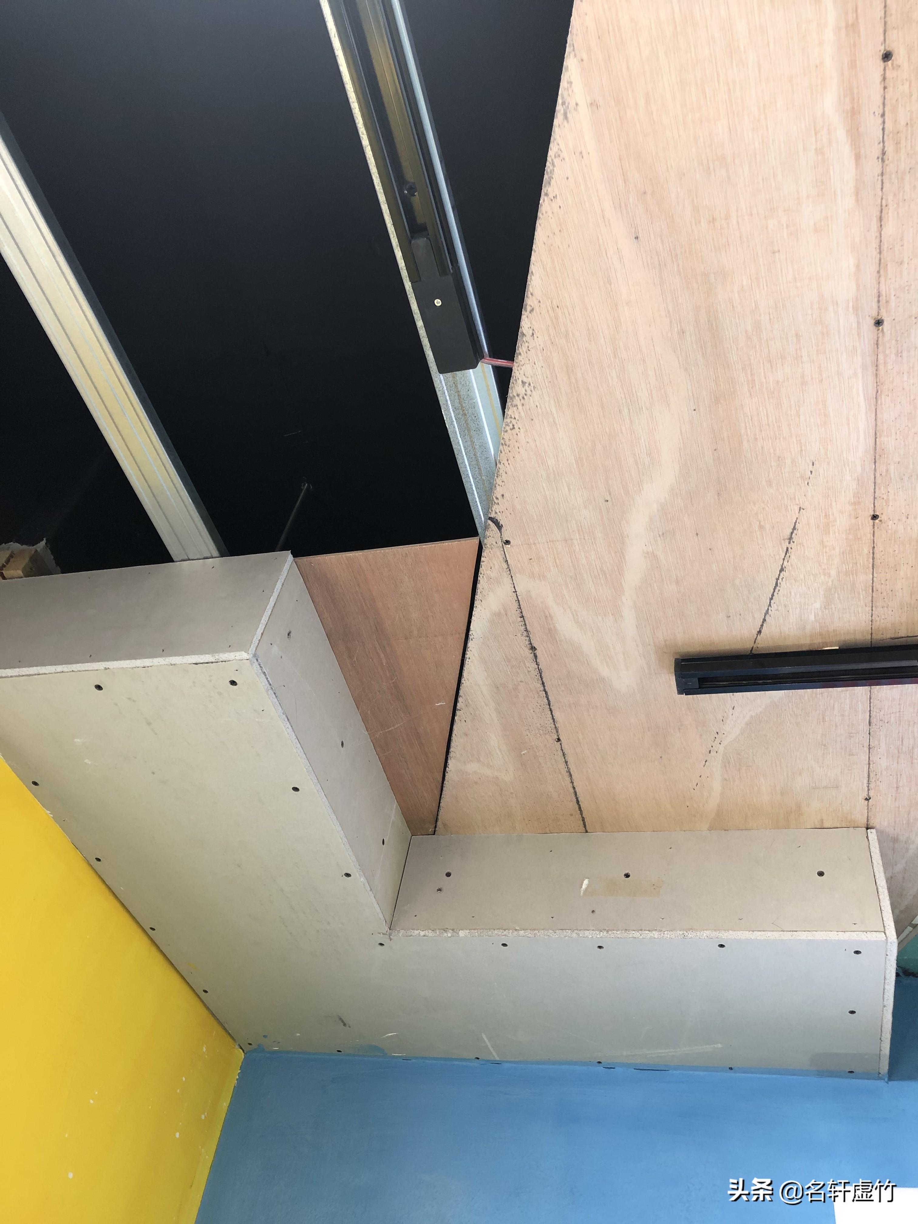 天花板墙体脱皮是什么原因,天花板发霉空鼓起皮什么原因