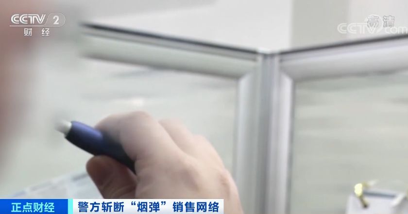 男子买烟被发现假烟,男子谎称买烟偷东西