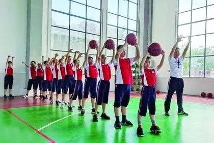 9岁小孩脊柱侧弯怎么补救,十岁孩子脊柱侧弯的照片